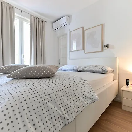 Near Center With Free Parking And Air Condition In Each ザダル