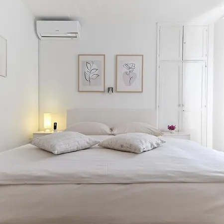 Near Center With Free Parking And Air Condition In Each *