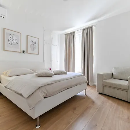 Near Center With Free Parking And Air Condition In Each *