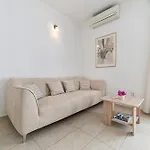 Near Center With Free Parking And Air Condition In Each Appartamento Zara