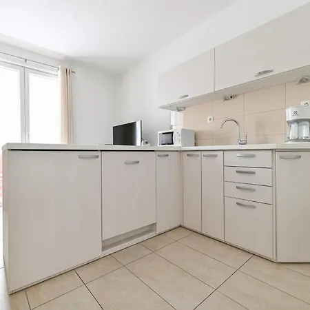 Near Center With Free Parking And Air Condition In Each *