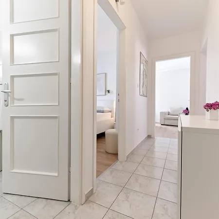 公寓 Near Center With Free Parking And Air Condition In Each