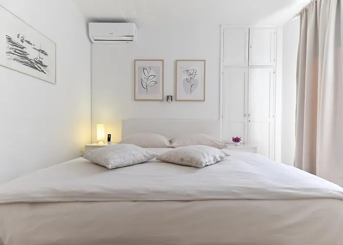 Near Center With Free Parking And Air Condition In Each *