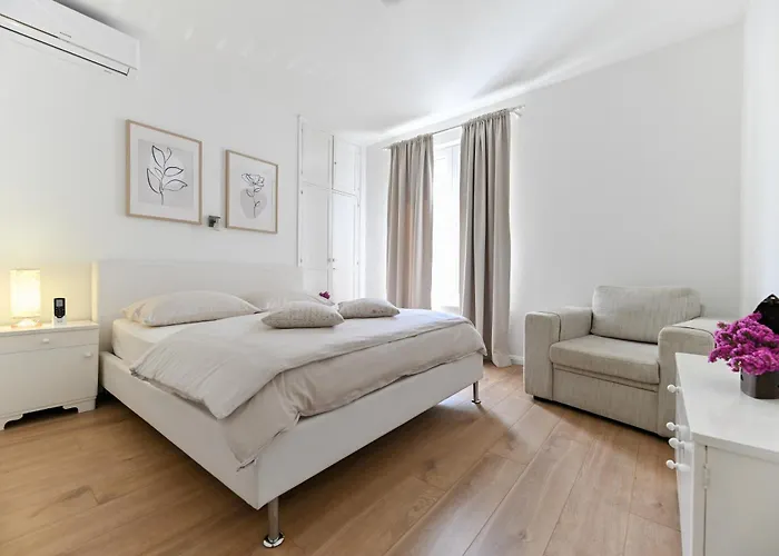 Near Center With Free Parking And Air Condition In Each *